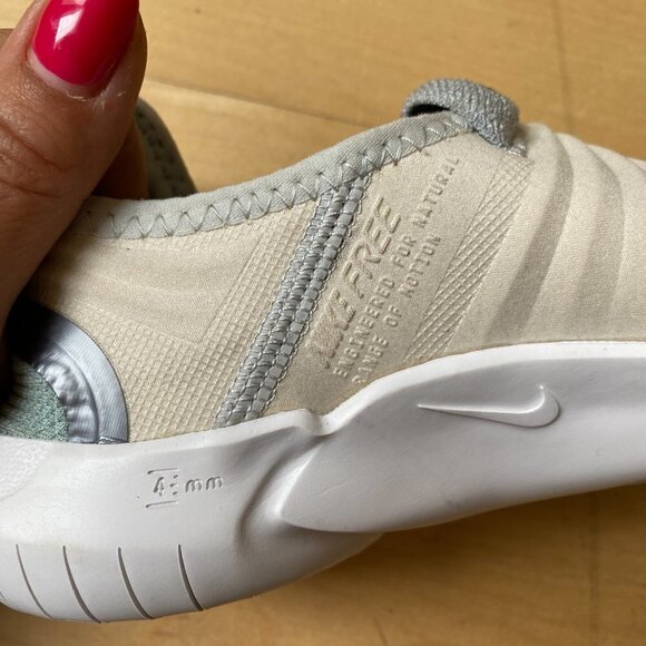 NIKE BNWOT Free RN Fly Sneaker Womens Size 5.5 New Knit Gray White Pull On. - Picture 5 of 8